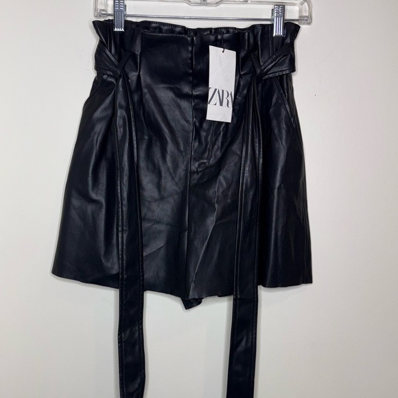 Zara Black Faux Leather Paperbag Shorts - Picture 3 of 9